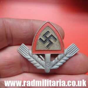 & original WW2 RAD LABOUR CAP BADGE - maker: W.L.D.38 RADJ. GES - GESCH. metal detecting find.