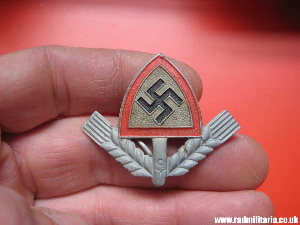 & original WW2 RAD LABOUR CAP BADGE - maker: W.L.D.38 RADJ. GES - GESCH. metal detecting find.