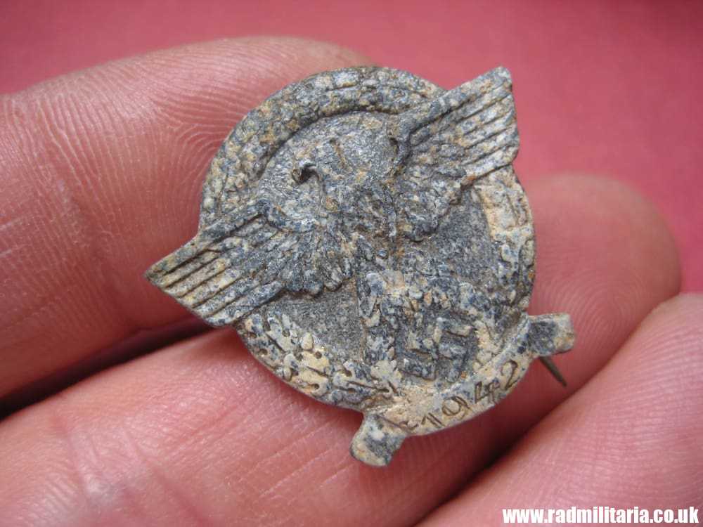 & WW2 small nazi GERMAN Police Eagle BADGE with date 1942, metal detecting find, genuine ! - Image 5