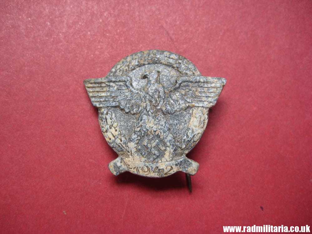 & WW2 small nazi GERMAN Police Eagle BADGE with date 1942, metal detecting find, genuine ! - Image 2