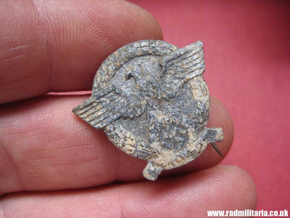 & WW2 small nazi GERMAN Police Eagle BADGE with date 1942, metal detecting find, genuine !