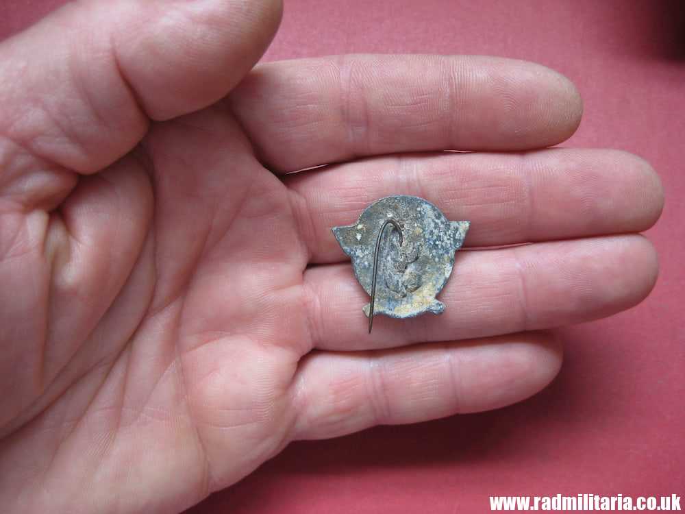 & WW2 small nazi GERMAN Police Eagle BADGE with date 1942, metal detecting find, genuine ! - Image 4