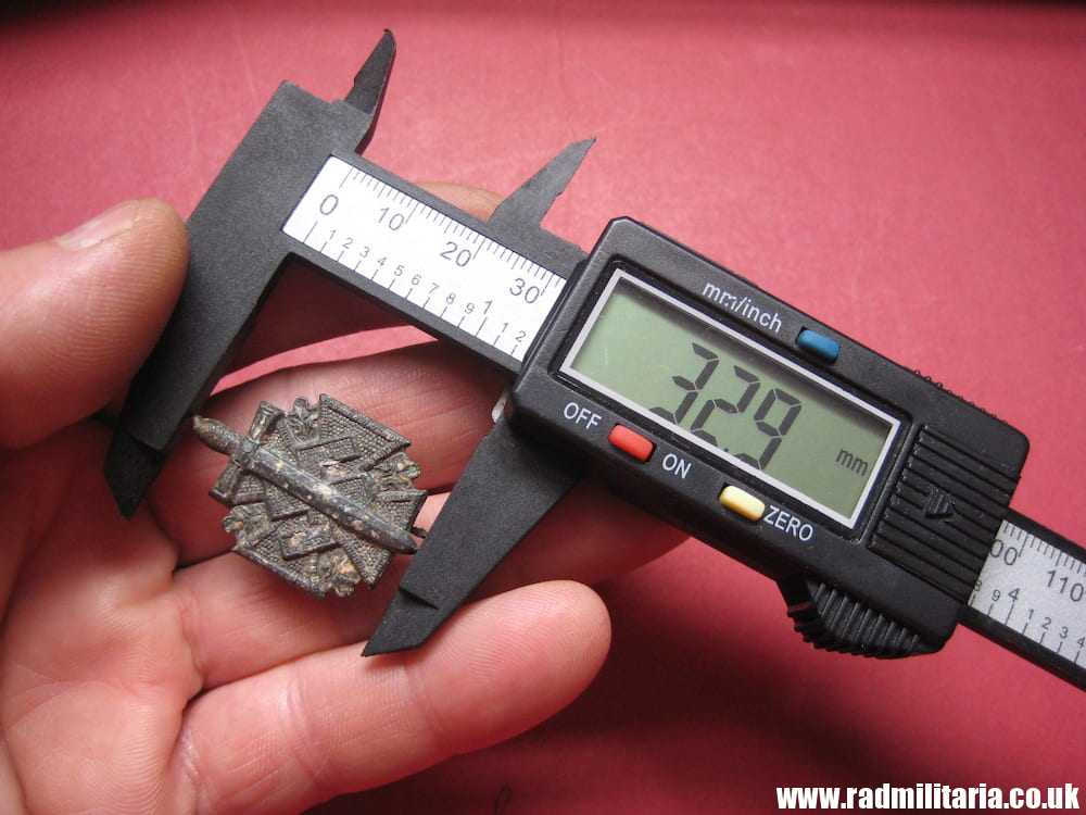 & WW2 small nazi GERMAN zinc BADGE with Iron Cross and swastika, maker: "43". Metal detecting find, genuine. - Image 7