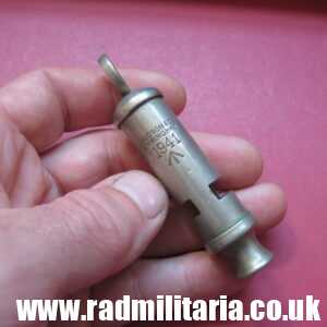 & WW2 original British MILITARY WHISTLE with date 1941 /I\ maker: J. HUDSON - very good condition.