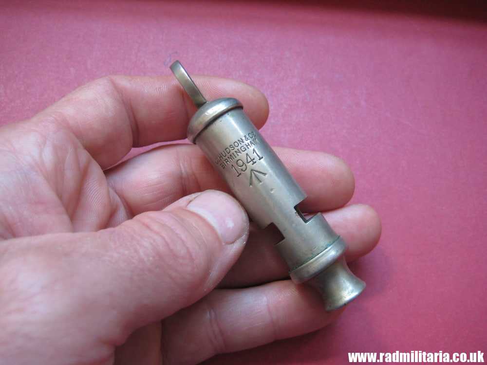 & WW2 original British MILITARY WHISTLE with date 1941 /I\ maker: J. HUDSON - very good condition.