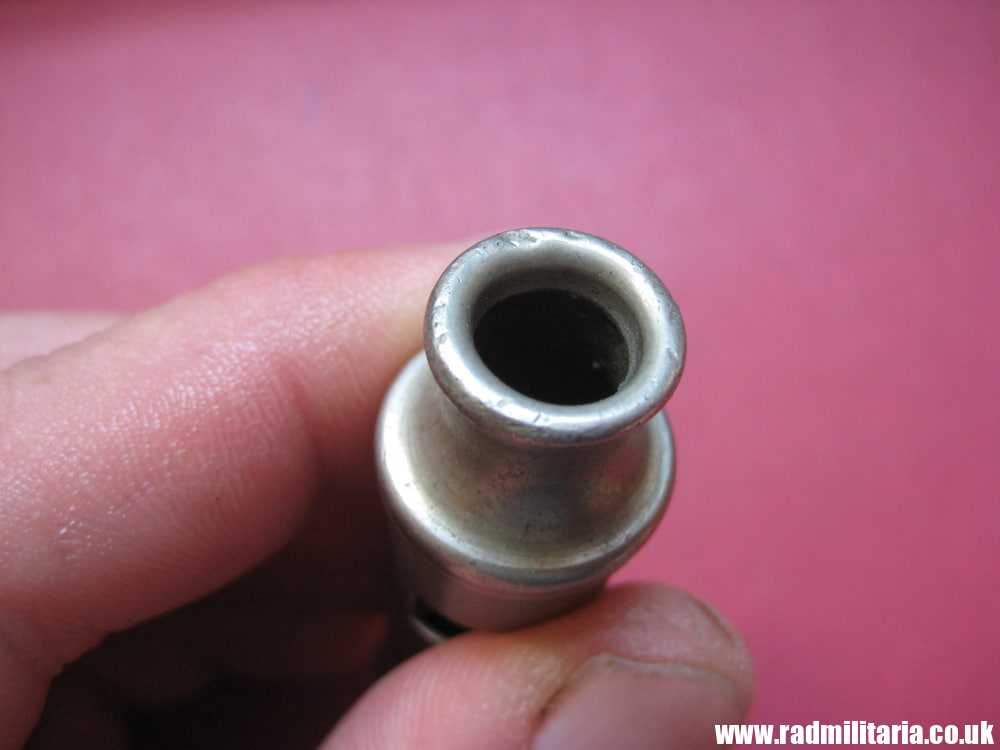 & WW2 original British MILITARY WHISTLE with date 1941 /I\ maker: J. HUDSON - very good condition. - Image 5