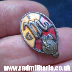 & WW2 original ITALIAN YOUTH Fascist ENAMEL BADGE - GIL.