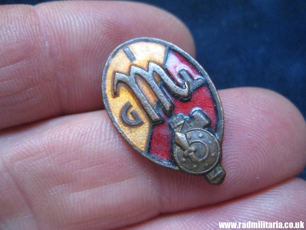 & WW2 original ITALIAN YOUTH Fascist ENAMEL BADGE - GIL.