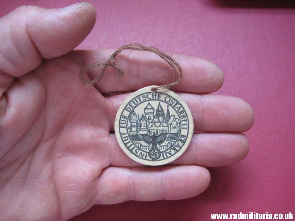 & unknown WW2 German CARDBOARD BADGE: Institut Fur Deutsche Ostarbeit Krakau. - Image 3