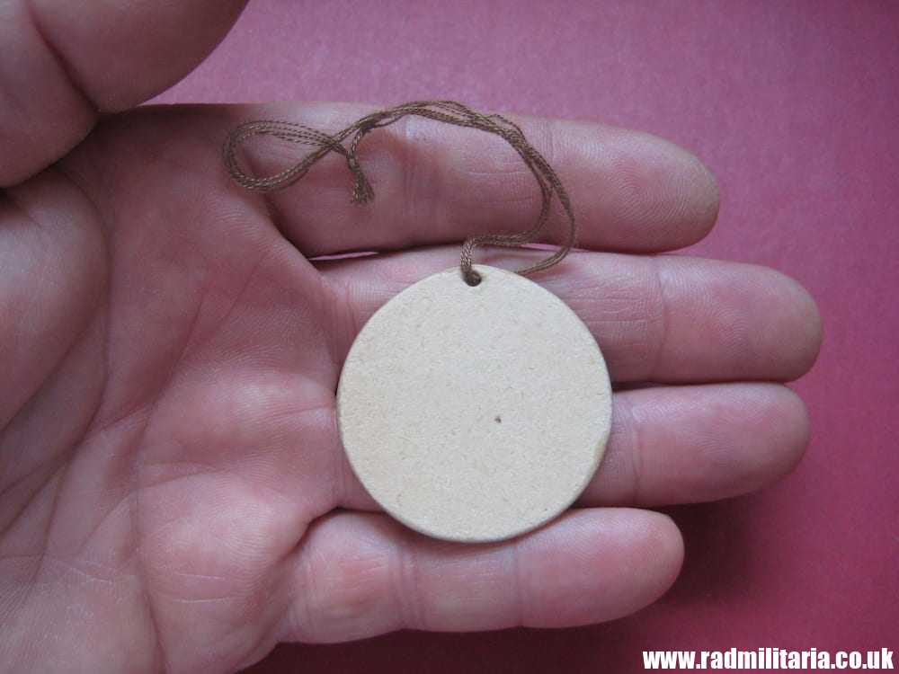 & unknown WW2 German CARDBOARD BADGE: Institut Fur Deutsche Ostarbeit Krakau. - Image 4