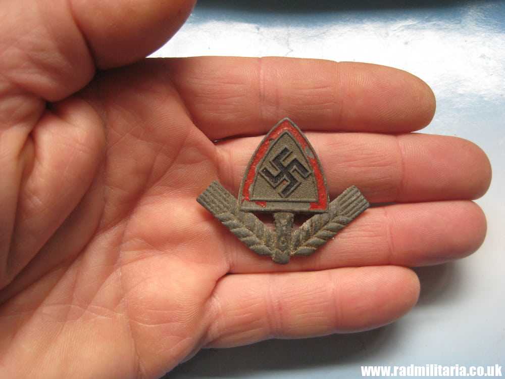 & original WW2 RAD LABOUR CAP BADGE - maker: F&B 41 RADJ. GES - GESCH. metal detecting find. - Image 5
