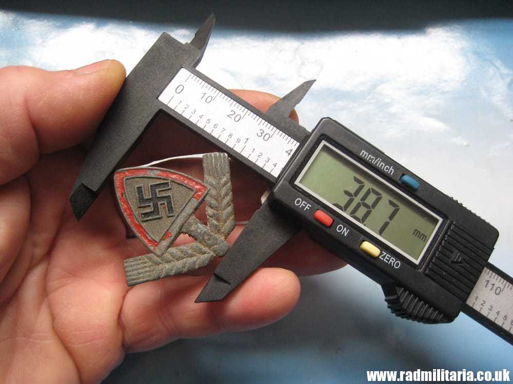 & original WW2 RAD LABOUR CAP BADGE - maker: F&B 41 RADJ. GES - GESCH. metal detecting find. - Image 10