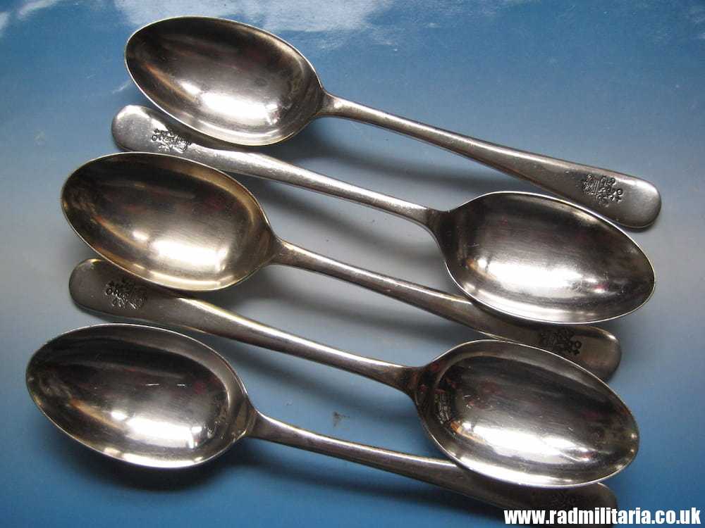 & SET of 5 SPOONS British Army cutlery - unknown Regiment badge with no. 40, maker: Walker & Hall. Good condition. - Image 4