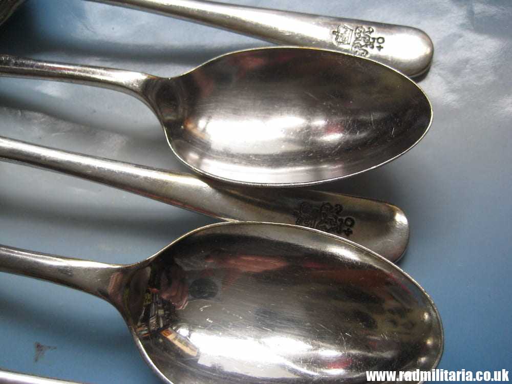 & SET of 5 SPOONS British Army cutlery - unknown Regiment badge with no. 40, maker: Walker & Hall. Good condition. - Image 5