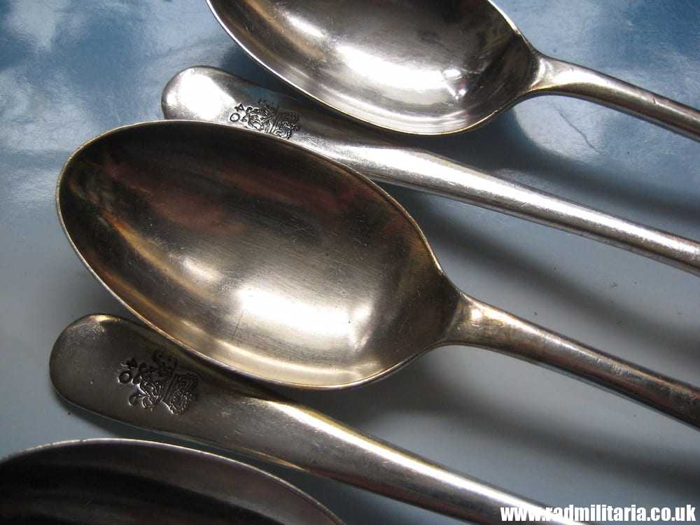 & SET of 5 SPOONS British Army cutlery - unknown Regiment badge with no. 40, maker: Walker & Hall. Good condition. - Image 6