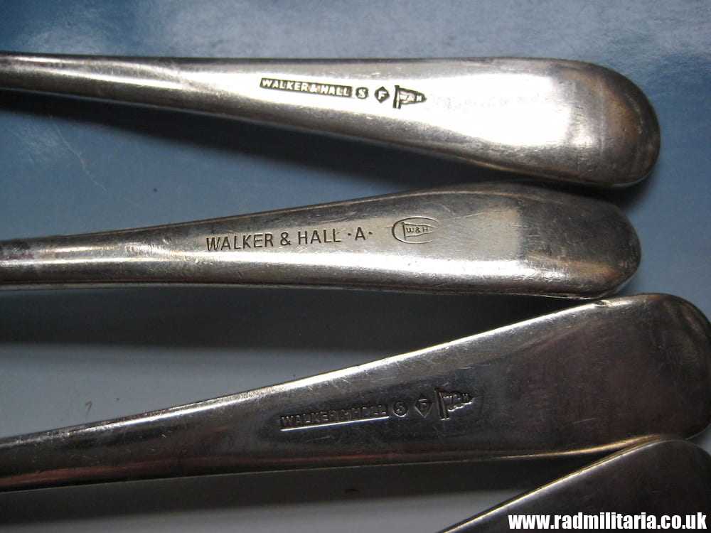 & SET of 5 SPOONS British Army cutlery - unknown Regiment badge with no. 40, maker: Walker & Hall. Good condition. - Image 3