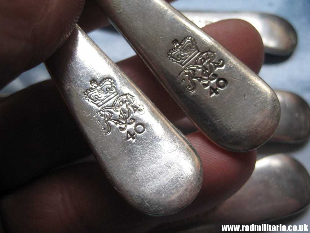 & SET of 5 SPOONS British Army cutlery - unknown Regiment badge with no. 40, maker: Walker & Hall. Good condition. - Image 2