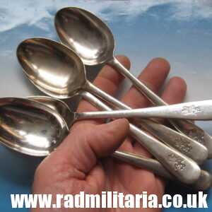& SET of 5 SPOONS British Army cutlery - unknown Regiment badge with no. 40, maker: Walker & Hall. Good condition.