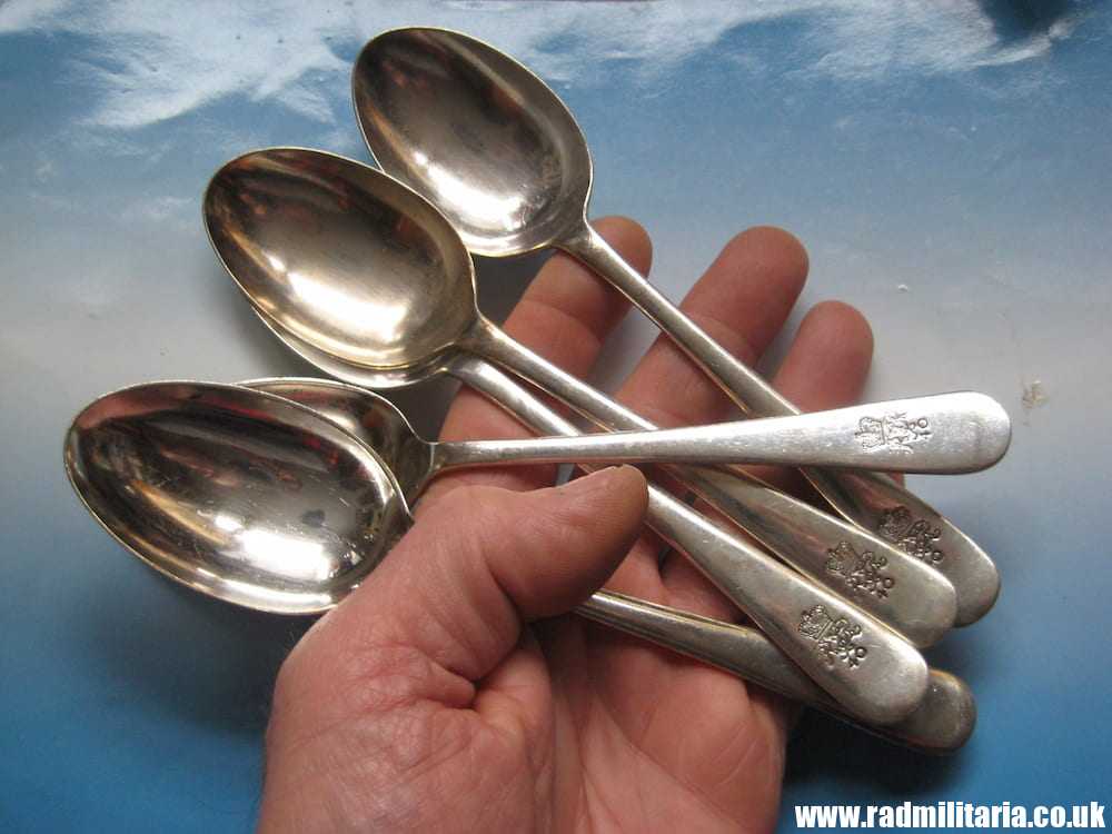 & SET of 5 SPOONS British Army cutlery - unknown Regiment badge with no. 40, maker: Walker & Hall. Good condition.