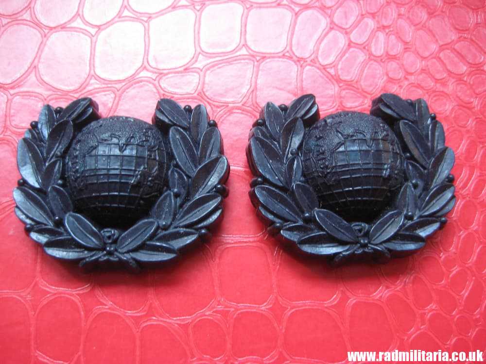 & WW2 original NAVY COLLAR BADGES set of 2 - economy badges, maker: A. Stanley & sons Walsall. - Image 2