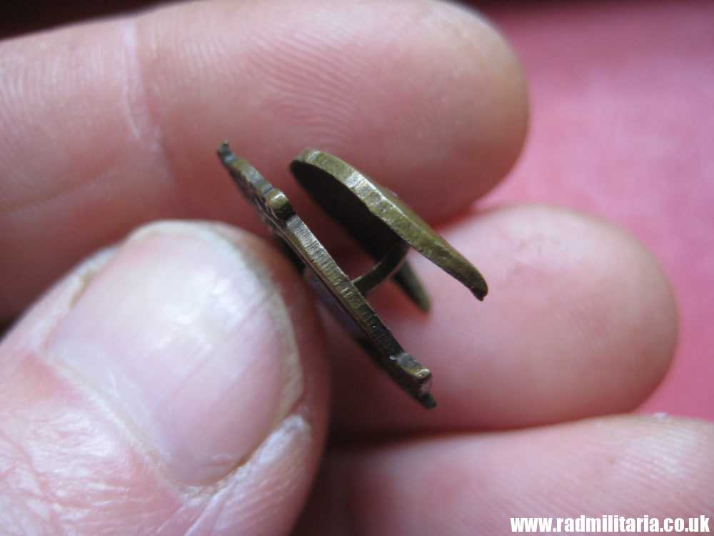 & WW2 RAF enamel BADGE RAFVR- Royal Air Force VOLUNTEER RESERVE. - Image 3