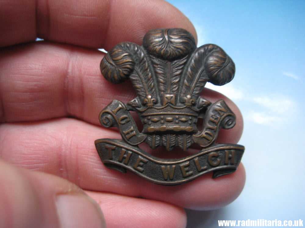 & WW1 original British CAP BADGE - Welch Regiment.