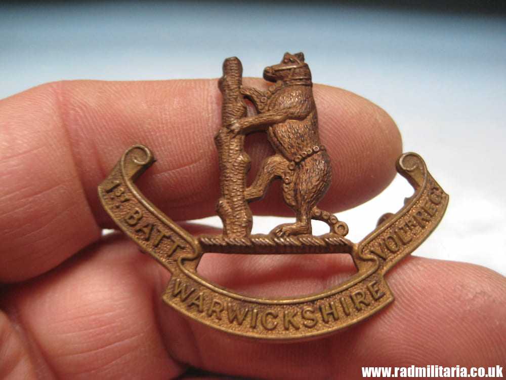 & old British BADGE: Warwickshire 1st BATT. WARWICKSHIRE VOLTR. REGT. - Cap BADGE.