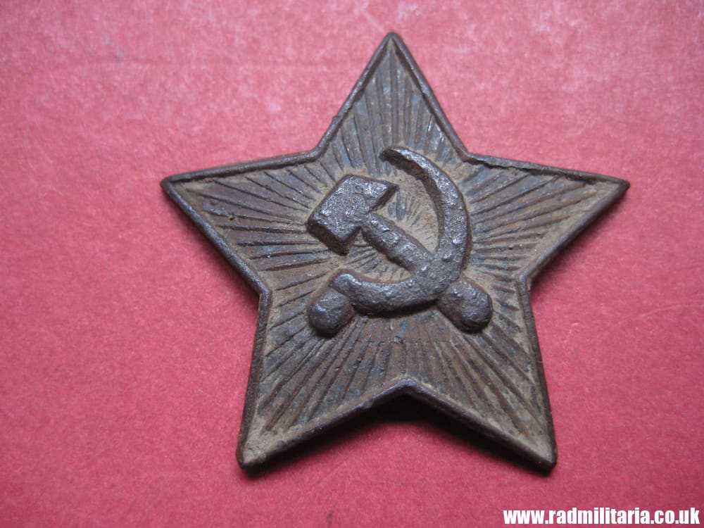 & SET of 2 original SOVIET RUSSIA metal badges - CAP BADGES. - Image 4