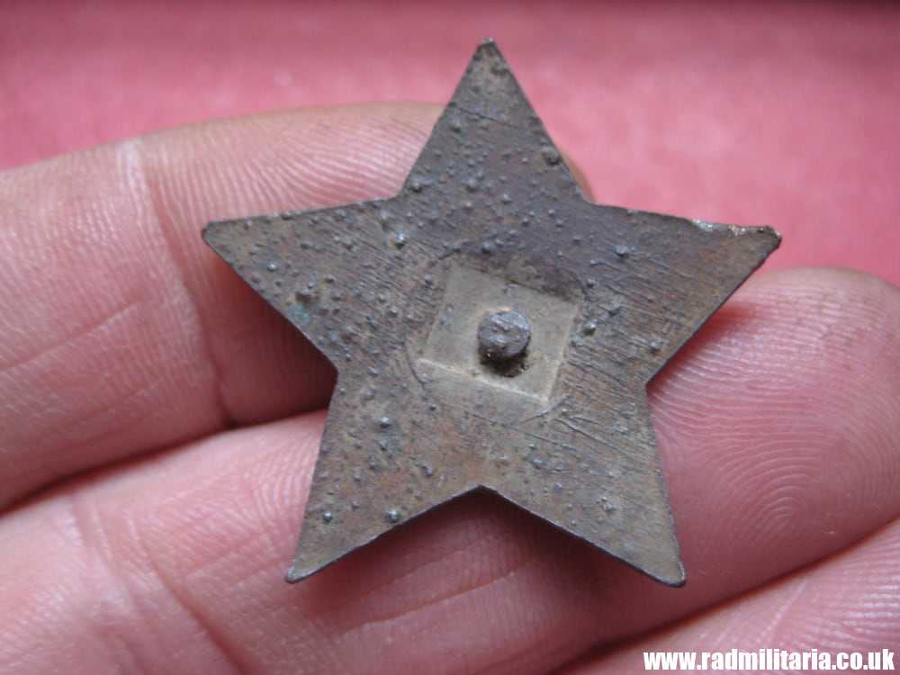 & SET of 2 original SOVIET RUSSIA metal badges - CAP BADGES. - Image 8