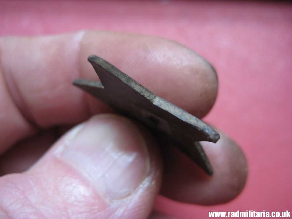 & SET of 2 original SOVIET RUSSIA metal badges - CAP BADGES. - Image 9