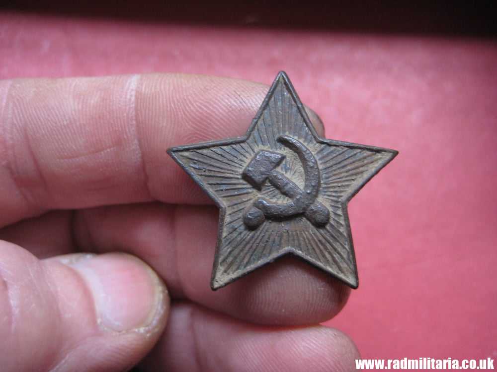 & SET of 2 original SOVIET RUSSIA metal badges - CAP BADGES. - Image 10