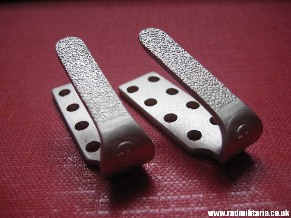 & SET of 2 original WW2 German aluminum UNIFORM BELT HANGERS - RZM M5/75, perfect condition. - Image 5