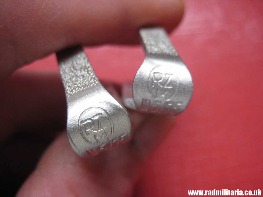 & SET of 2 original WW2 German aluminum UNIFORM BELT HANGERS - RZM M5/75, perfect condition. - Image 13