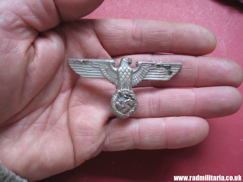 & WW2 Nazi German SA EAGLE BADGE - Cap Badge, marked: RZM M1/72 metal detecting find.