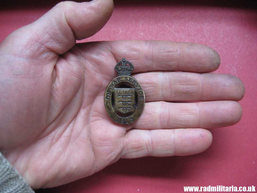 & WW1 British metal BADGE 1915 - ON WAR SERVICE no. 28830, maker: J.R. Gaunt & Son Ltd LONDON. - Image 10