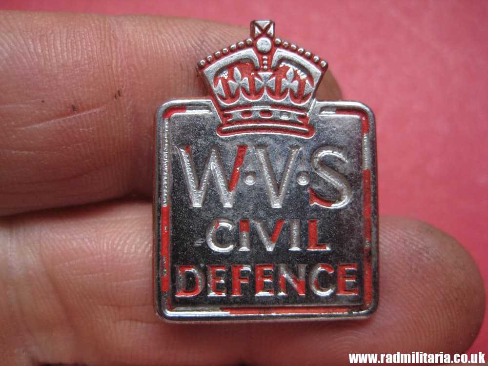 & WW2 Womens Voluntary Service Civil Defence original METAL BADGE - W.V.S.