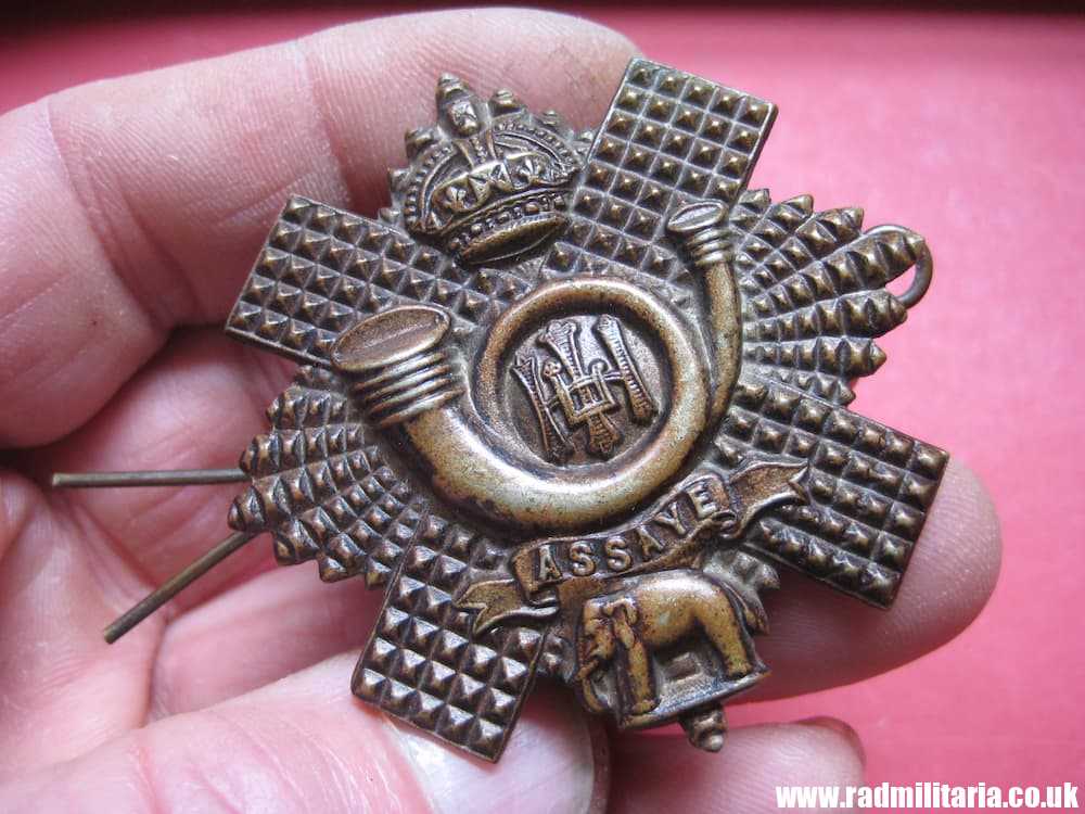& WW1 British SCOTTISH Highland Light Infantry (City of Glasgow) white metal original BADGE.