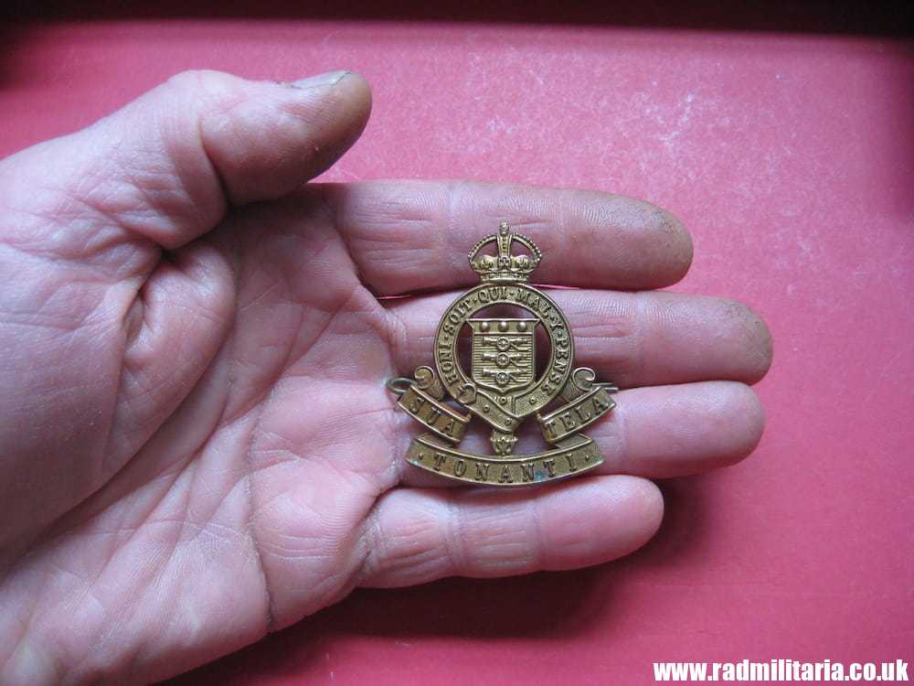 & post WW2 original METAL CAP BADGE - Sua Tela Tonanti RAOC 1947-1949. - Image 6