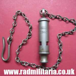 & WW2 original British MILITARY WHISTLE with chain & date 1940 /I\ maker: J. HUDSON Birmingham.