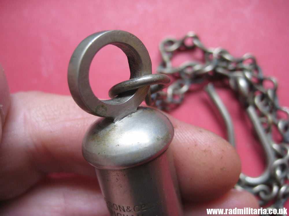 & WW2 original British MILITARY WHISTLE with chain & date 1940 /I\ maker: J. HUDSON Birmingham. - Image 5