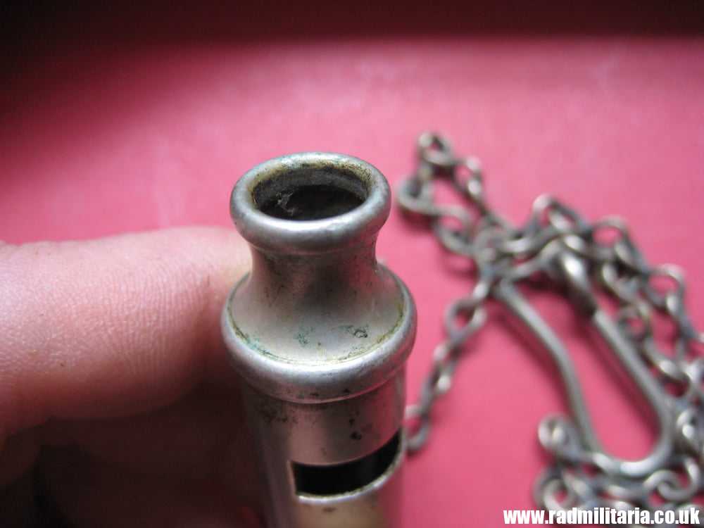 & WW2 original British MILITARY WHISTLE with chain & date 1940 /I\ maker: J. HUDSON Birmingham. - Image 7