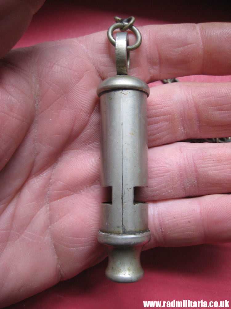 & WW2 original British MILITARY WHISTLE with chain & date 1940 /I\ maker: J. HUDSON Birmingham. - Image 10