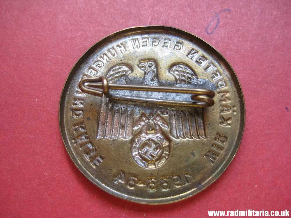 & WW2 original German DAY BADGE / TINNIE Badge: GEGEN HUNGER UND KALTE 1933 - 34. - Image 3