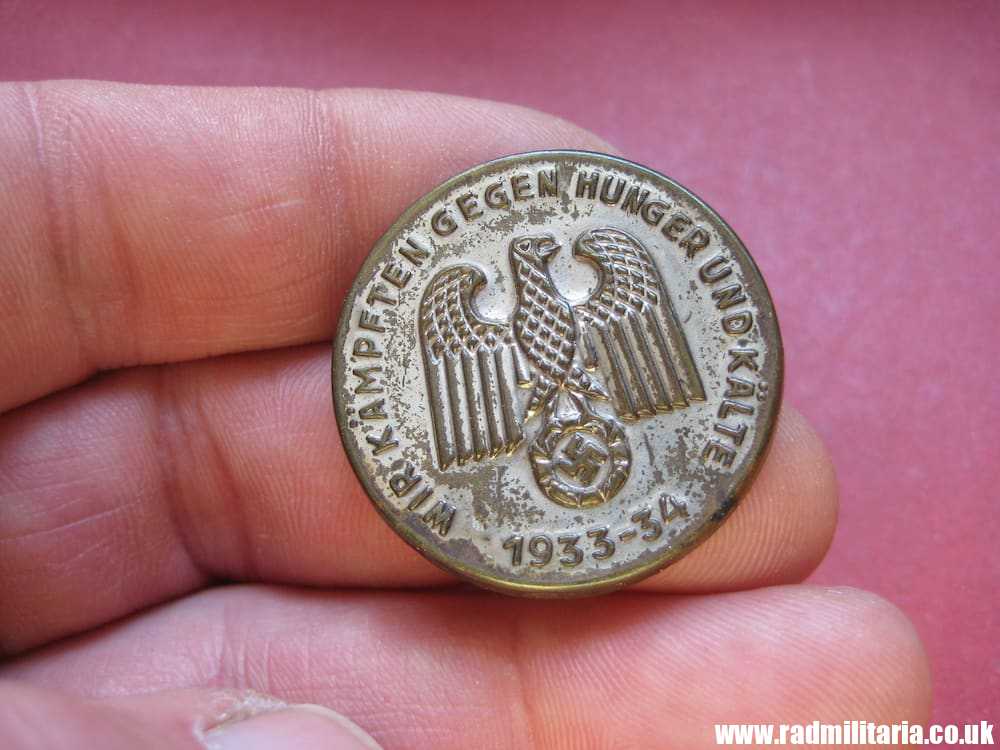 & WW2 original German DAY BADGE / TINNIE Badge: GEGEN HUNGER UND KALTE 1933 - 34.