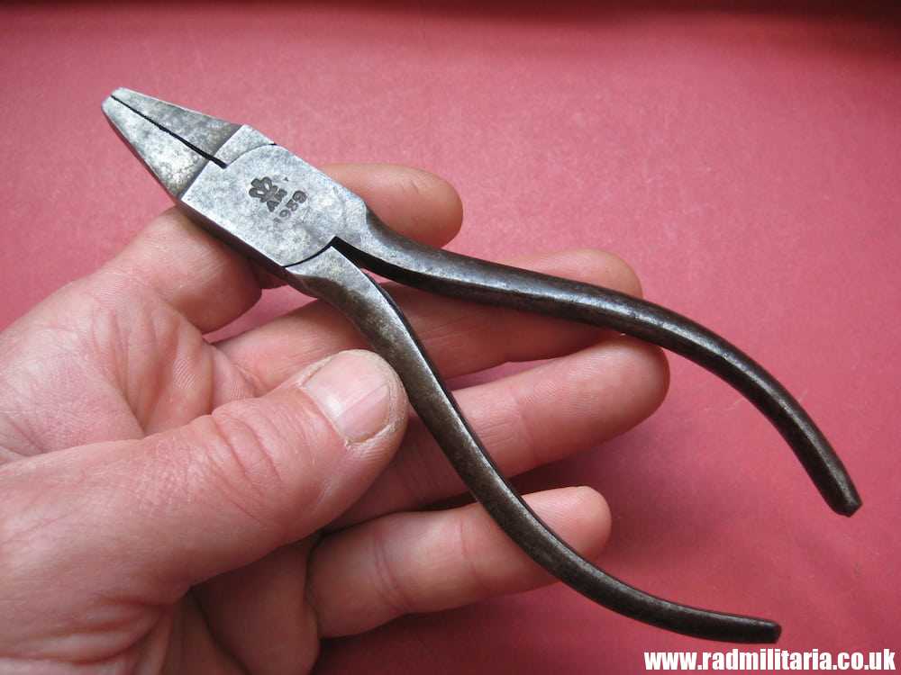 & WW2 British RAF PLIERS with date 1939 - A.M. Air Ministry. - Image 3