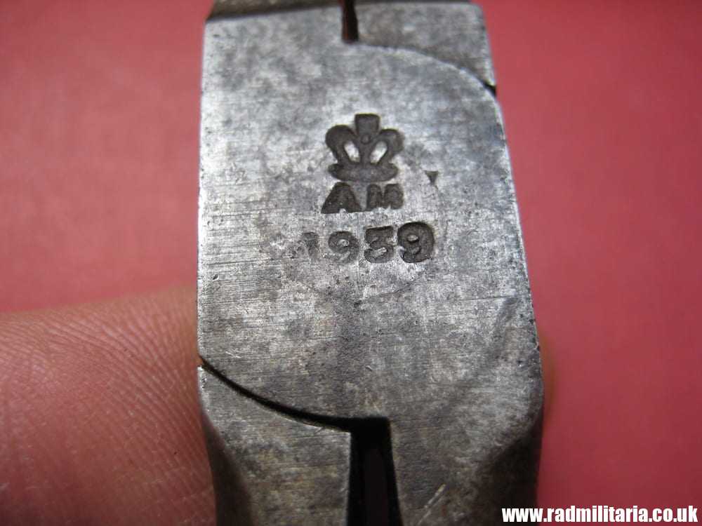 & WW2 British RAF PLIERS with date 1939 - A.M. Air Ministry. - Image 2