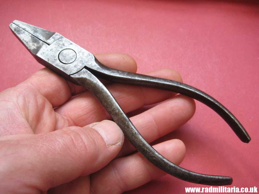 & WW2 British RAF PLIERS with date 1939 - A.M. Air Ministry. - Image 4