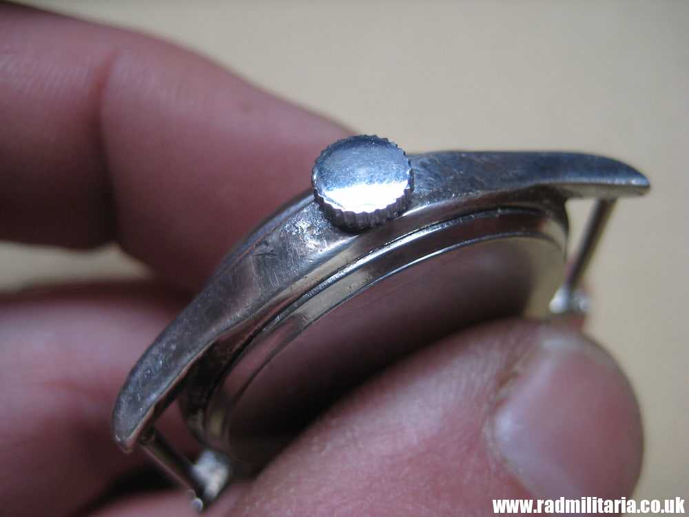 & WW2 military or military style WRIST WATCH in working order, inscription: "Family to JUDAH 28. Oct. 1942" - Image 6