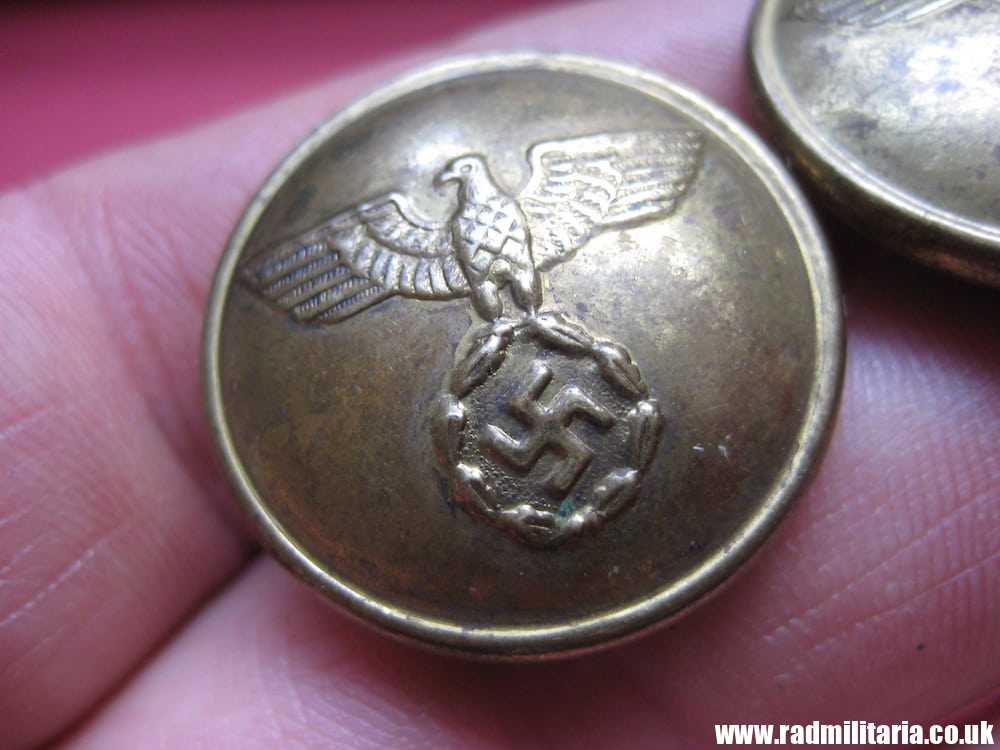 & WW2 SET of 2 German BUTTONS with eagle, marked: "25M Hochfeine Qualitat" - Image 10