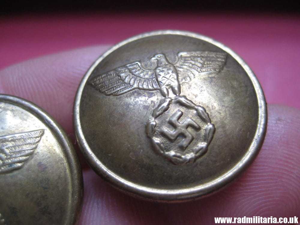 & WW2 SET of 2 German BUTTONS with eagle, marked: "25M Hochfeine Qualitat"